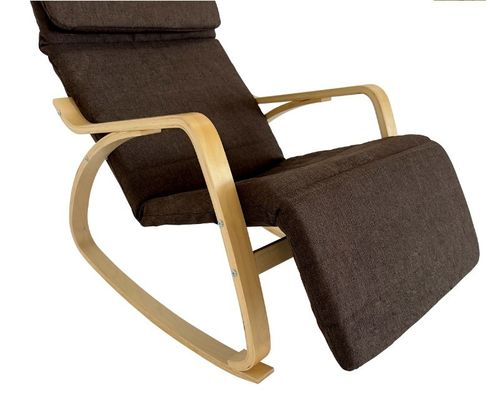 Muebles personalizados de colores sillas de madera y sofá relajante
