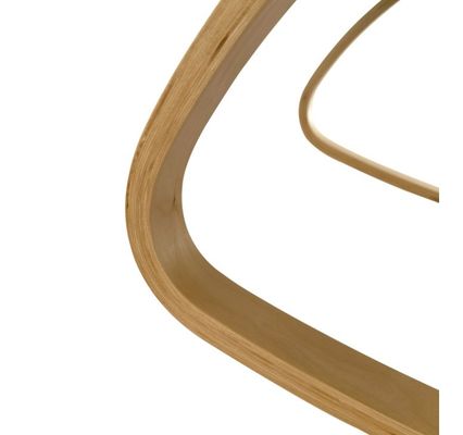 Muebles personalizados de colores sillas de madera y sofá relajante