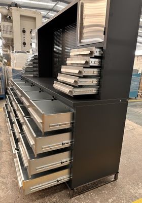 Optimice su lugar de trabajo con este banco de trabajo y almacenamiento de garaje modular profesional