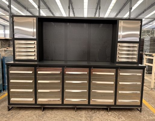 Optimice su lugar de trabajo con este banco de trabajo y almacenamiento de garaje modular profesional